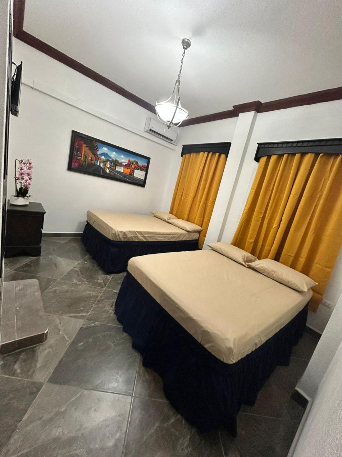 Hostal Casa De Grethel ฟลอเรส ภายนอก รูปภาพ